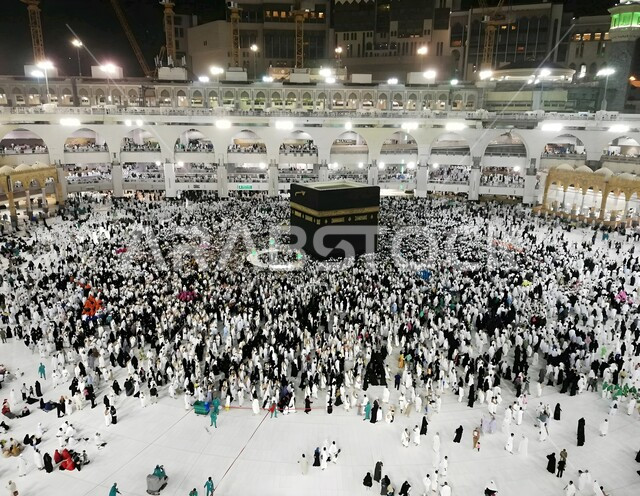 إضاءة المسجد الحرام ليلا في مكة المكرمة بالمملكة العربية السعودية، طواف حجاج بيت الله الحرام حول الكعبة المشرفة في ساحات الحرم المكي الشريف، مقصد المسلمين من كل بقاع الأرض، أداء مناسك الحج والعمرة، أماكن ومعالم دينية اسلامية مقدسة