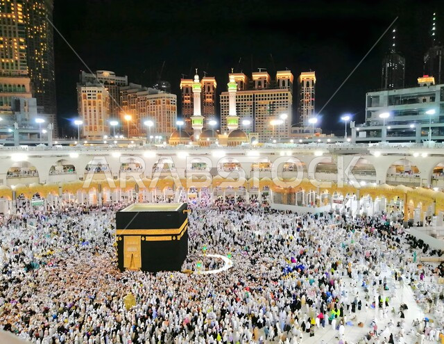 طواف حجاج بيت الله الحرام حول الكعبة المشرفة في ساحات الحرم المكي الشريف، مقصد المسلمين من كل بقاع الأرض، أداء مناسك الحج والعمرة، إضاءة المسجد الحرام ليلا في مكة المكرمة بالمملكة العربية السعودية، أماكن ومعالم دينية اسلامية مقدسة