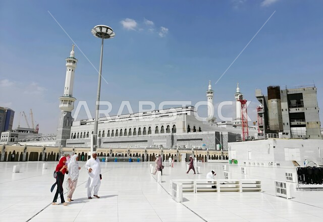 الفناء الخارجي للحرم المكي الشريف، أداء مناسك الحج والعمرة في مكة المكرمة، توافد الحجاج إلى المسجد الحرام، الاجتهاد في العبادة والتقرب إلى الله، أماكن دينية إسلامية مقدسة في المملكة العربية السعودية