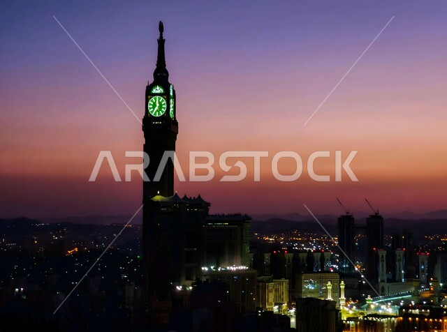 المعالم السياحية المشهورة في مدينة مكة المكرمة، الفن الهندسي المعماري على الطراز الإسلامي في بناء برج الساعة الملكي، الأبراج وناطحات السحاب والفنادق المضيئة عند الغروب في المملكة العربية السعودية