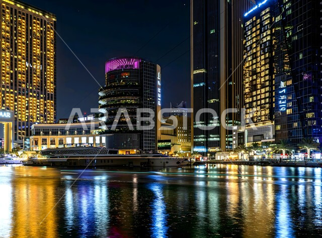 النمو والتقدم والتوسع العمراني، الواجهة البحرية على ساحل الخليج العربي، الفن الهندسي المعماري للمباني والمنشآت المطلة على البحر في وقت الليل، الأبراج وناطحات السحاب المضيئة في مارينا دبي، معالم ووجهات سياحية مشهورة في دولة الإمارات العربية المتحدة 