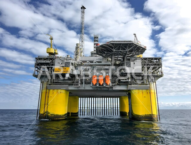  صناعات ومشاريع بتروكيماوية، النهضة بالاقتصاد الوطني السعودي، جودة الآلات والمعدات في معامل استخرج الثروة النفطية من أعماق البحار، مفهوم هندسة البترول، مصانع النفط في المملكة العربية السعودية، مصفاة تكرير النفط والغاز