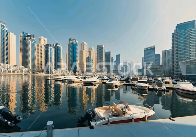 الواجهة البحرية على ساحل الخليج العربي، النمو والتقدم والتوسع العمراني، الفن الهندسي المعماري للمباني والمنشآت المطلة على البحر، الأبراج وناطحات السحاب الشاهقة، مراكب النقل والسياحة في مارينا دبي، معالم ووجهات سياحية مشهورة في الإمارات العربية المتحدة