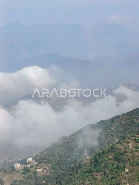 الاستمتاع بالمناظر الطبيعية الهادئة، الأماكن والمعالم السياحية المشهورة، المدرجات الزراعية في مدينة جازان جنوب المملكة العربية السعودية، القمم والمرتفعات الجبلية في محافظة فيفاء، الأشجار والنباتات الخضراء على سفوح الجبال