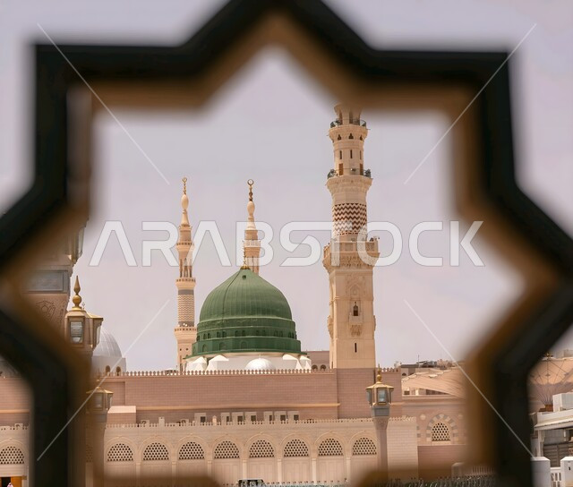 الفن الهندسي المعماري لبناء المساجد على الطراز الإسلامي، القبة الخضراء ومئذنة المسجد النبوي الشريف في المدينة المنورة, المعالم الدينية الإسلامية المقدسة في المملكة العربية السعودية, مفهوم العبادة والتقرب إلى الله تعالى