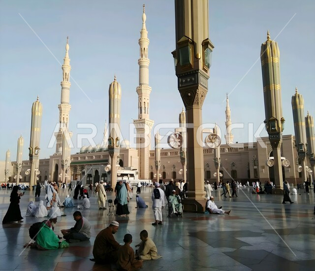 المآذن الشامخة للمسجد النبوي الشريف في المدينة المنورة, المعالم الدينية الإسلامية المقدسة في المملكة العربية السعودية, الفن الهندسي المعماري لبناء المساجد على الطراز الإسلامي، تجمع المسلمين في الفناء الخارجي، مفهوم العبادة والتقرب إلى الله تعالى