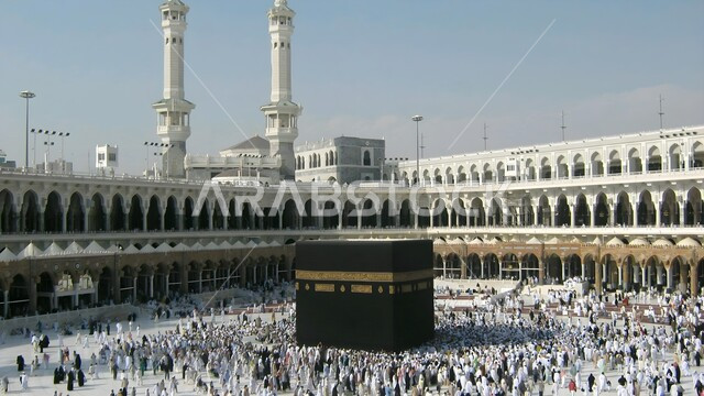 طواف حجاج بيت الله الحرام حول الكعبة المشرفة في ساحات الحرم المكي الشريف، مقصد المسلمين من كل بقاع الأرض، أداء مناسك الحج والعمرة، المسجد الحرام في مكة المكرمة في المملكة العربية السعودية، أماكن ومعالم دينية اسلامية مقدسة