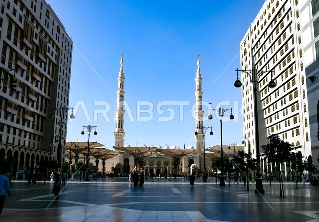 أعمدة الإنارة والمظلات الالكترونية في الفناء الخارجي، المآذن الشامخة للمسجد النبوي الشريف في المدينة المنورة, المعالم الدينية الإسلامية المقدسة في المملكة العربية السعودية, الفن الهندسي المعماري لبناء المساجد على الطراز الإسلامي