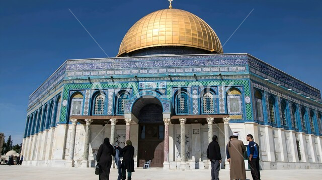 مسجد بديكورات وتصاميم اسلامية على الطراز العصري العريق، أماكن ومعالم اسلامية دينية مقدسة، تجمع المسلمين من أنحاء العالم، أداء الفرائض والصلوات على وقتها، العبادة والتقرب الى الله تعالى، الفن الهندسي المعماري للمسجد الأقصى المبارك والقبة الذهبية