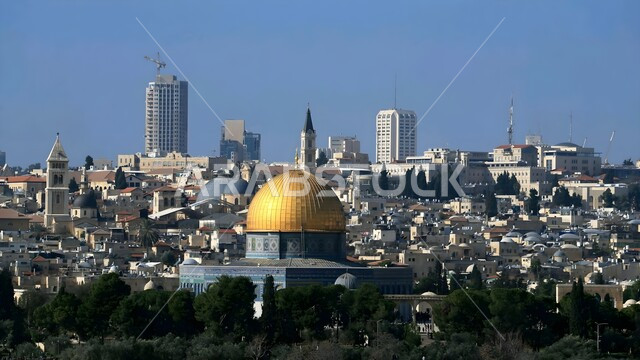  Performing the obligatory prayers on time, worship and drawing closer to God Almighty, the architectural art of the blessed Al-Aqsa Mosque and the golden dome, a mosque with Islamic decorations and designs in the ancient modern style, sacred Islamic religious places and landmarks, bringing together Muslims from all over the world