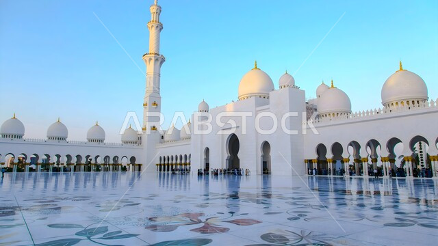 مسجد الشيخ زايد بن سلطان آل نهيان في مدينة أبو ظبي, الفن الهندسي المعماري لبناء المساجد على الطراز الإسلامي, المعالم الدينية الإسلامية في الإمارات العربية المتحدة, نداء المسلمين لأداء الفرائض والصلوات, مفهوم العبادة والتقرب إلى الله تعالى