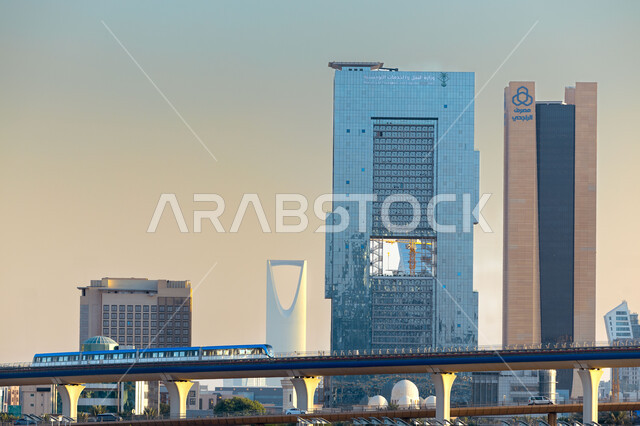 خط قطار مترو مدينة الرياض امام الابراج وناطحات السحاب التجارية والسكنية، شبكة المواصلات والحركة المرورية في العاصمة, وسائل المواصلات والتنقل الحديثة، أماكن ومعالم سياحية مشهورة في المملكة العربية السعودية