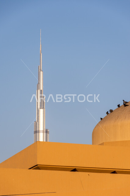 مسجد في منطقة الجميرا مطل على برج خليفة نهارا في مدينة دبي, الفن الهندسي المعماري لبناء الأبراج وناطحات السحاب, المعالم والأماكن المشهورة في الإمارات العربية المتحدة, نداء المسلمين لأداء الفرائض والصلوات