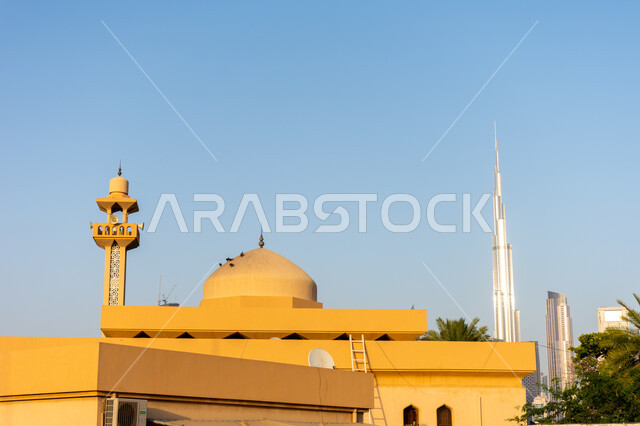 الفن الهندسي المعماري لبناء الأبراج وناطحات السحاب, المعالم والأماكن المشهورة في الإمارات العربية المتحدة, نداء المسلمين لأداء الفرائض والصلوات, مسجد في منطقة الجميرا مطل على برج خليفة نهارا في مدينة دبي