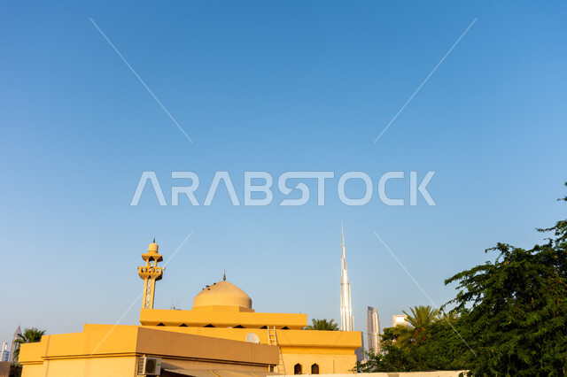 مسجد في منطقة الجميرا مطل على برج خليفة نهارا في مدينة دبي, الفن الهندسي المعماري لبناء الأبراج وناطحات السحاب, المعالم والأماكن المشهورة في الإمارات العربية المتحدة, نداء المسلمين لأداء الفرائض والصلوات