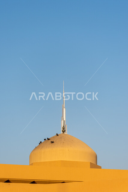 نداء المسلمين لأداء الفرائض والصلوات, قبة مسجد في منطقة الجميرا مطل على برج خليفة نهارا في مدينة دبي, الفن الهندسي المعماري لبناء الأبراج وناطحات السحاب, المعالم والأماكن المشهورة في الإمارات العربية المتحدة