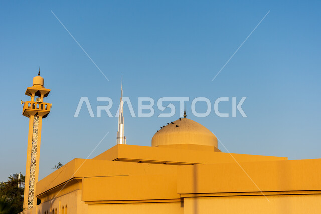 الفن الهندسي المعماري لبناء الأبراج وناطحات السحاب, المعالم والأماكن المشهورة في الإمارات العربية المتحدة, نداء المسلمين لأداء الفرائض والصلوات, قبة مسجد في منطقة الجميرا مطل على برج خليفة نهارا في مدينة دبي