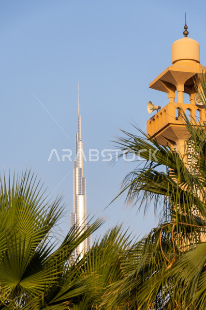 الفن الهندسي المعماري لبناء الأبراج وناطحات السحاب, المعالم والأماكن المشهورة في الإمارات العربية المتحدة, نداء المسلمين لأداء الفرائض والصلوات, مأذنة مسجد في منطقة الجميرا مطل على برج خليفة نهارا في مدينة دبي