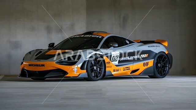 العلامات التجارية المشهورة, وسائل النقل البرية الحديثة, معرض السيارات المتميز في دولة الكويت, مركبة رياضية فاخرة، فعاليات ومعارض المركبات الأنيقة, سيارة مكلارين فخمة باللون البرتقالي والرمادي