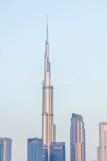 الفن الهندسي المعماري لبناء الأبراج وناطحات السحاب, المباني والمنشآت الشاهقة السكنية والتجارية, المعالم والأماكن السياحية المشهورة في الإمارات العربية المتحدة, استقطاب السياح من أنحاء العالم, برج خليفة في مدينة دبي في وقت النهار