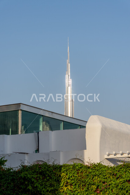 استقطاب السياح من أنحاء العالم, برج خليفة في مدينة دبي في وقت النهار, الفن الهندسي المعماري لبناء الأبراج وناطحات السحاب, المباني والمنشآت الشاهقة السكنية والتجارية, المعالم والأماكن السياحية المشهورة في الإمارات العربية المتحدة