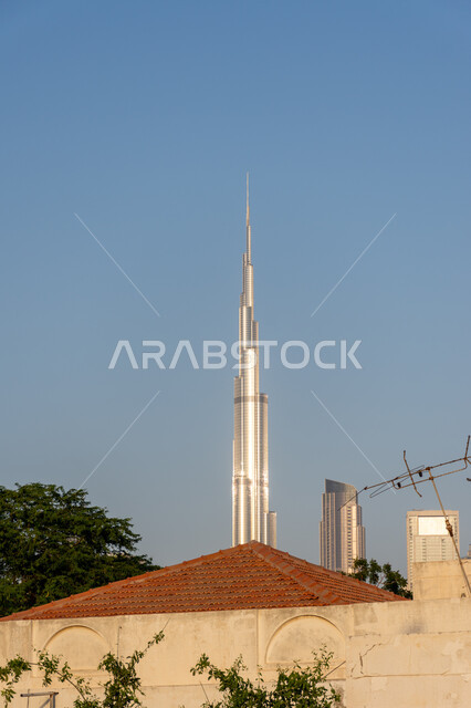برج خليفة في مدينة دبي نهارا, الفن الهندسي المعماري لبناء الأبراج وناطحات السحاب, المباني والمنشآت الشاهقة السكنية والتجارية, المعالم والأماكن السياحية المشهورة في الإمارات العربية المتحدة, استقطاب السياح من أنحاء العالم