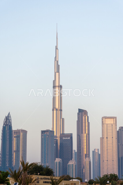 استقطاب السياح من أنحاء العالم, برج خليفة في مدينة دبي نهارا, الفن الهندسي المعماري لبناء الأبراج وناطحات السحاب, المباني والمنشآت الشاهقة السكنية والتجارية, المعالم والأماكن السياحية المشهورة في الإمارات العربية المتحدة