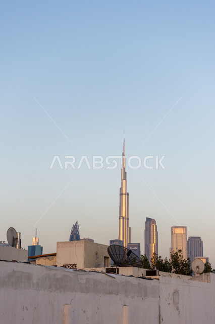 الفن الهندسي المعماري للمباني والمنشآت الشاهقة, المعالم والأماكن السياحية المشهورة, استقطاب السياح من أنحاء العالم, الأبراج وناطحات السحاب في الإمارات العربية المتحدة, برج خليفة في مدينة دبي نهارا