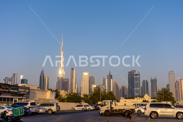 الفن الهندسي المعماري للمباني والمنشآت الشاهقة, المعالم والأماكن السياحية المشهورة, مجموعة من السيارات الفاخرة المركونة في إحدى الشوارع, الأبراج وناطحات السحاب في الإمارات العربية المتحدة, برج خليفة في مدينة دبي نهارا