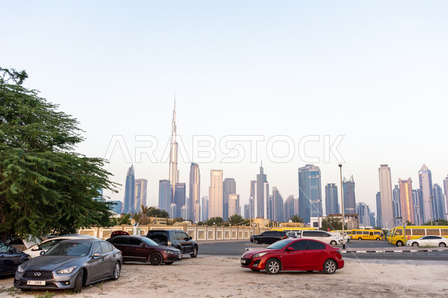 برج خليفة في مدينة دبي نهار, الفن الهندسي المعماري للمباني والمنشآت الشاهقة, المعالم والأماكن السياحية المشهورة, مجموعة من السيارات الفاخرة المركونة في إحدى الشوارع, الأبراج وناطحات السحاب في الإمارات العربية المتحدة