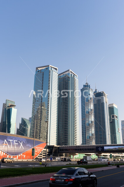 خط سير السيارات في شارع الشيخ زايد بمدينة دبي، جذب واستقطاب السياح من أنحاء العالم, الأبراج وناطحات السحاب في الإمارات العربية المتحدة, الفن الهندسي المعماري للمباني والمنشآت الشاهقة, المعالم والأماكن السياحية المشهورة