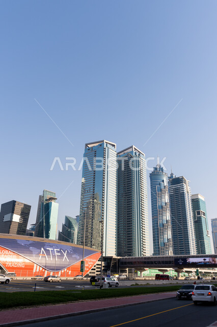 خط سير السيارات في شارع الشيخ زايد بمدينة دبي، جذب واستقطاب السياح من أنحاء العالم, الأبراج وناطحات السحاب في الإمارات العربية المتحدة, الفن الهندسي المعماري للمباني والمنشآت الشاهقة, المعالم والأماكن السياحية المشهورة