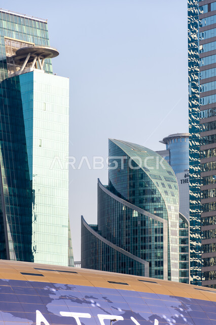 برج ريجال في منطقة الخليج التجاري بمدينة دبي, النمو والتقدم العمراني, الفن الهندسي المعماري لبناء الأبراج وناطحات السحاب, المعالم السياحية المشهورة في الإمارات العربية المتحدة, استقطاب وجذب السياح من أنحاء العالم