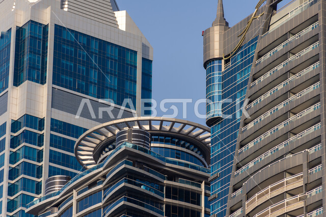 برج الصقر للأعمال في شارع الشيخ زايد في إمارة دبي، الفن الهندسي المعماري لبناء الأبراج وناطحات السحاب, المباني والمنشآت الشاهقة, الأماكن السياحية المشهورة في الإمارات العربية المتحدة, جذب واستقطاب السياح من أنحاء العالم