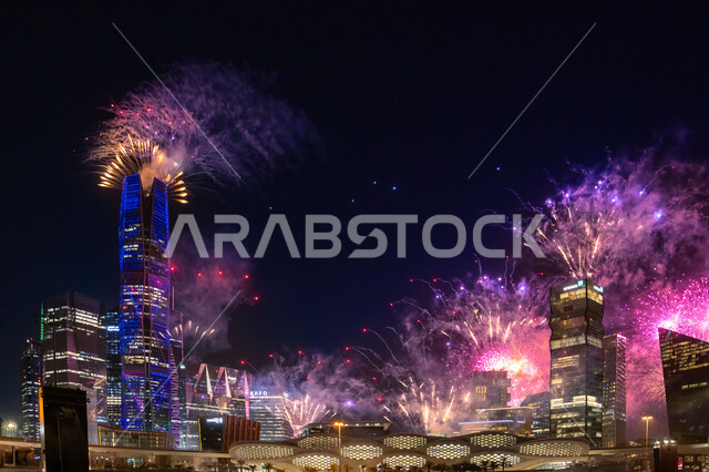 الفن الهندسي المعماري للأبراج وناطحات السحاب المضاءة في وقت الليل، الاحتفال بالمفرقعات والالعاب النارية، المعالم السياحية المشهورة, الفعاليات والأنشطة الترفيهية، الاعياد والمناسبات في المملكة العربية السعودية، مركز الملك عبد الله المالي (كافد) في مدينة الرياض