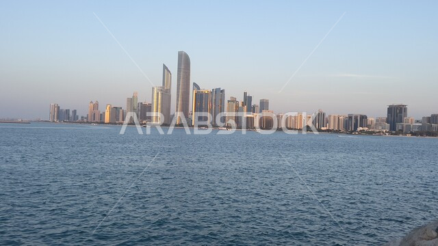 المباني والمنشآت الشاهقة المطلة على البحر, الأماكن السياحية الساحلية المشهورة في الإمارات العربية المتحدة, جذب واستقطاب السياح من أنحاء العالم, الفن الهندسي المعماري لبناء الأبراج وناطحات السحاب في كورنيش أبو ظبي