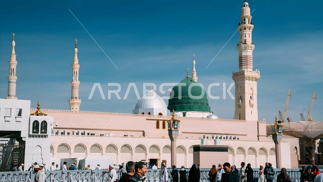 المعالم الدينية الإسلامية المقدسة في المملكة العربية السعودية, الفن الهندسي المعماري لبناء المساجد على الطراز الإسلامي، القبة الخضراء والمآذن الشامخة، تجمع المسلمين في الفناء الخارجي للمسجد النبوي الشريف في المدينة المنورة, مفهوم العبادة والتقرب إلى الله تعالى