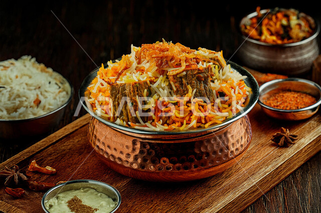 فنون تقديم الطعام في المطاعم الشرقية، طبق من أرز البرياني اللذيذ مع قطع الدجاج على قاعدة خشبية, أكلات شعبية عربية خليجية سعودية، مأكولات وأطباق تقليدية، وصفات طعام لذيذة صحية
