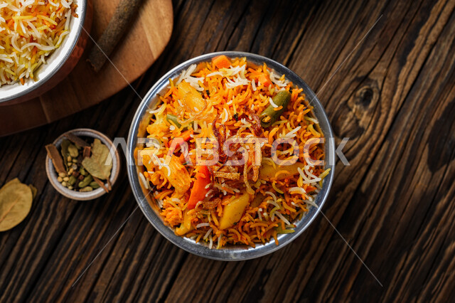 فنون تقديم الطعام في المطاعم الشرقية، طبق من أرز البرياني اللذيذ مع قطع الدجاج على قاعدة خشبية, أكلات شعبية عربية خليجية سعودية، مأكولات وأطباق تقليدية، وصفات طعام لذيذة صحية