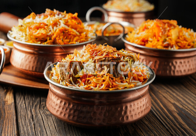 فنون تقديم الطعام في المطاعم الشرقية، طبق من أرز البرياني اللذيذ مع قطع الدجاج على قاعدة خشبية, أكلات شعبية عربية خليجية سعودية، مأكولات وأطباق تقليدية، وصفات طعام لذيذة صحية