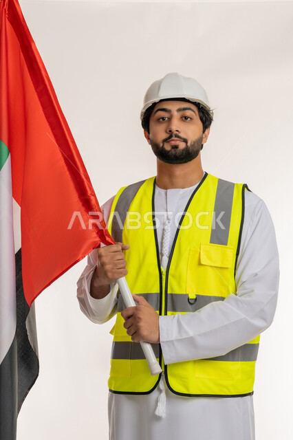 متابعة وإدارة الأعمال الهندسية، الفخر والاعتزاز بالانتماء للوطن، ذكرى قيام الاتحاد 2 ديسمبر 1971، بورتريه لمهندس عربي خليجي إماراتي يرتدي الكندورة والخوذة وسترة الحماية يحمل علم دولة الإمارات المتحدة، يوم العلم الإماراتي 3 نوفمبر، خلفية بيضاء