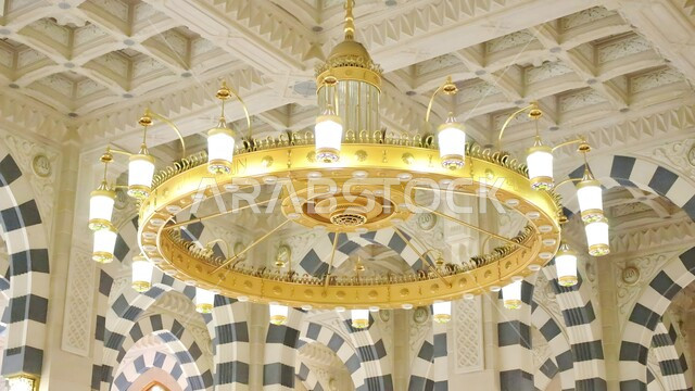 المعالم الدينية الإسلامية المقدسة في المملكة العربية السعودية, ثريا معلقة في سقف المسجد النبوي الشريف في المدينة المنورة, مفهوم العبادة والتقرب إلى الله تعالى, التصاميم والديكورات الداخلية للمساجد على الطراز الإسلامي