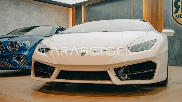 العلامات التجارية المشهورة, وسائل النقل البرية, معرض السيارات المتميز في دولة الكويت, مركبة حديثة فاخرة، فعاليات ومعارض المركبات الأنيقة, سيارة لامبورجيني بيضاء فخمة