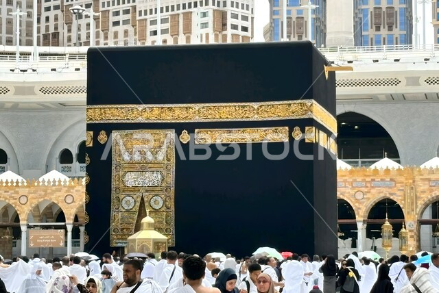 الحجاج والمعتمرين يطوفون حول الكعبة المشرفة في الحرم المكي الشريف, أداء مناسك الحج والعمرة, المعالم الدينية الإسلامية المقدسة في المملكة العربية السعودية, العبادة والتقرب إلى الله تعالى, زيارة بيت الله الحرام في مكة المكرمة, مقصد المسلمين من أنحاء العالم