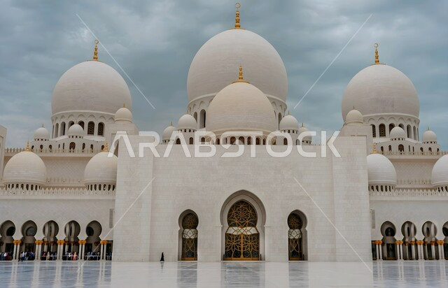 المعالم الدينية الإسلامية في الإمارات العربية المتحدة, الفن الهندسي المعماري لبناء المساجد على الطراز الإسلامي, مسجد الشيخ زايد بن سلطان آل نهيان في مدينة أبو ظبي, نداء المسلمين لأداء الفرائض والصلوات، مفهوم العبادة والتقرب إلى الله تعالى 