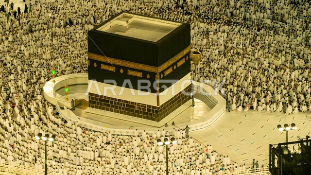 العبادة والتقرب إلى الله تعالى, زيارة بيت الله الحرام في مكة المكرمة, الحجاج والمعتمرين يطوفون حول الكعبة المشرفة في الحرم المكي الشريف, أداء مناسك الحج والعمرة, المعالم الدينية الإسلامية المقدسة في المملكة العربية السعودية, مقصد المسلمين من أنحاء العالم