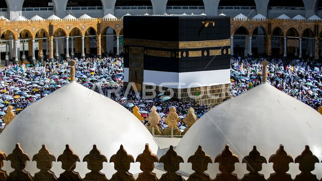 العبادة والتقرب إلى الله تعالى, زيارة بيت الله الحرام في مكة المكرمة, الحجاج والمعتمرين يطوفون حول الكعبة المشرفة في الحرم المكي الشريف, أداء مناسك الحج والعمرة, المعالم الدينية الإسلامية المقدسة في المملكة العربية السعودية, مقصد المسلمين من أنحاء العالم