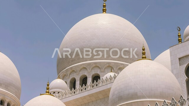 دعوة المسلمين لأداء الفرائض والصلوات، المعالم الدينية الإسلامية في الإمارات العربية المتحدة, مفهوم العبادة والتقرب إلى الله تعالى، صورة مقربة للقبب في مسجد الشيخ زايد بن سلطان آل نهيان في مدينة أبو ظبي، الفن الهندسي المعماري لبناء المساجد على الطراز الإسلامي