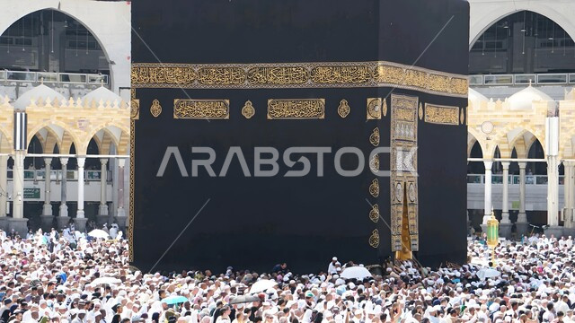 أماكن ومعالم دينية إسلامية مقدسة، أداء مناسك الحج والعمرة، المسجد الحرام في مكة المكرمة في المملكة العربية السعودية، طواف حجاج بيت الله الحرام حول الكعبة المشرفة في ساحات الحرم المكي الشريف، مقصد المسلمين من كل بقاع الأرض، مفهوم العبادة والتقرب إلى الله