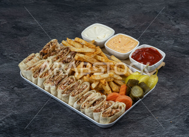 ساندوتش شاورما الدجاج اللذيذ في طبق أبيض، وجبات الطعام السريعة الشهية، المطاعم العربية في المملكة العربية السعودية، وصفات الأكل اللذيذة، المأكولات الشهية مع الخضراوات والصلصات